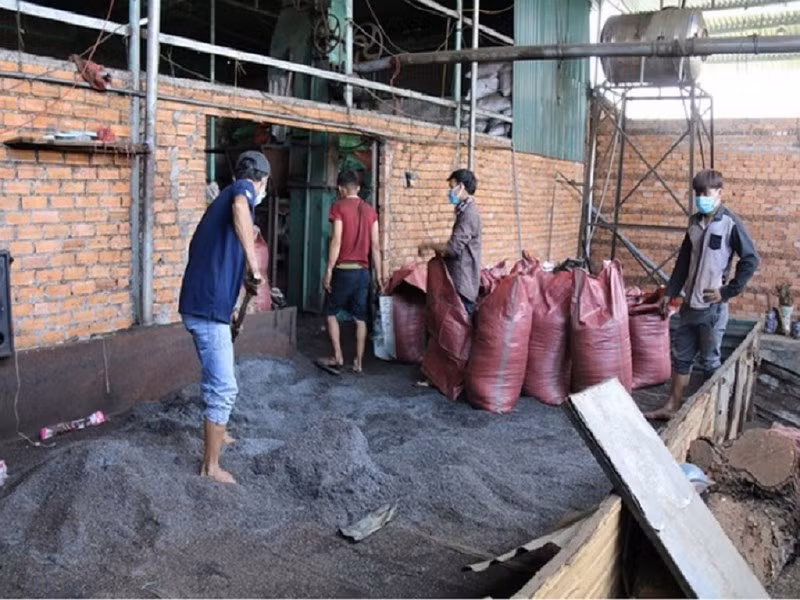 Vỏ cà phê trộn với pin và đá nhuyễn để làm giả… tiêu hột. Ảnh: Báo Dân Trí.