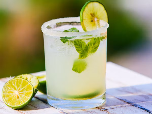 Bạc hà chứa menthol giúp giảm đau đầu tự nhiên và nhanh chóng. Bất cứ khi nào đau đầu sau một giấc ngủ ngắn, bạn hãy thử uống trà bạc hà, nước chanh bạc hà hoặc lấy nước ép của lá bạc hà xoa lên trán.