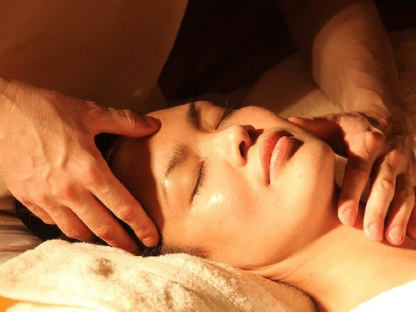 Châm cứu được cho là giảm đau đầu vì bác sĩ châm vào những điểm khác nhau trên cơ thể. Ảnh: Boldsky. 