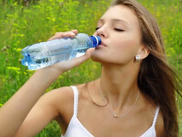 Nếu cơ thể bị mất nước, bạn có thể bị nhức đầu khi ngủ dậy. Cà phê, rượu,... là một trong số các yếu tố gây mất nước. Vì vậy, bạn nên uống đủ nước trong cả ngày để tránh nhức đầu.