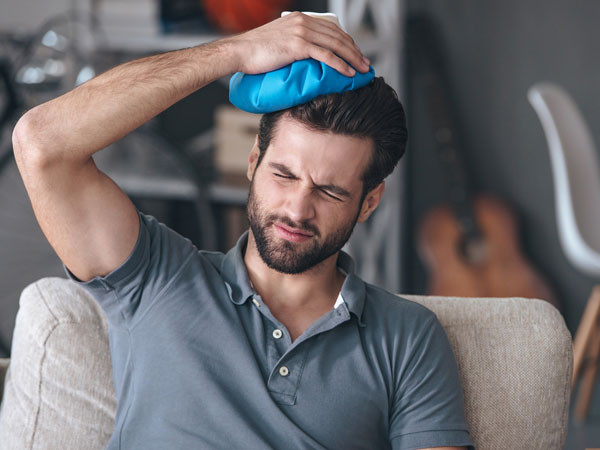 Chườm đá lạnh có thể làm giảm viêm một số tế bào gây ra nhức đầu. Nước đá giúp tê liệt dây thần kinh và làm giảm đau đầu tức thời.