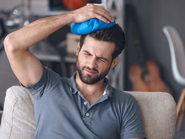 Chườm đá lạnh có thể làm giảm viêm một số tế bào gây ra nhức đầu. Nước đá giúp tê liệt dây thần kinh và làm giảm đau đầu tức thời.