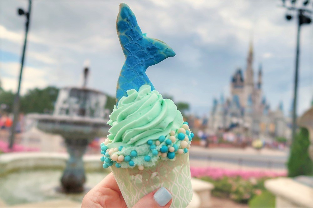 Phần đế chính là một chiếc bánh kem vani phủ bọt kem thơm ngon và trang trí những hạt socola giòn.