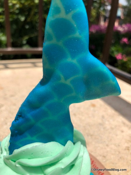 Cận cảnh phần đuôi cá trên bánh.