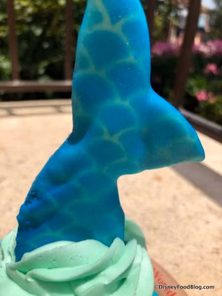 Cận cảnh phần đuôi cá trên bánh.