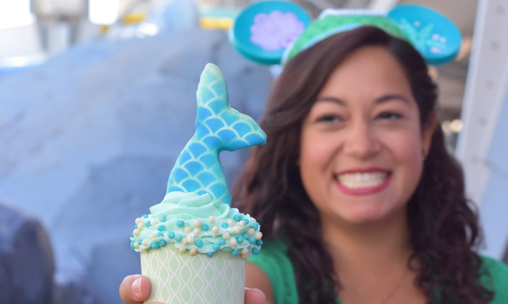 Phần đỉnh là một chiếc đuôi cá làm từ bánh đường mang màu xanh quyến rũ.