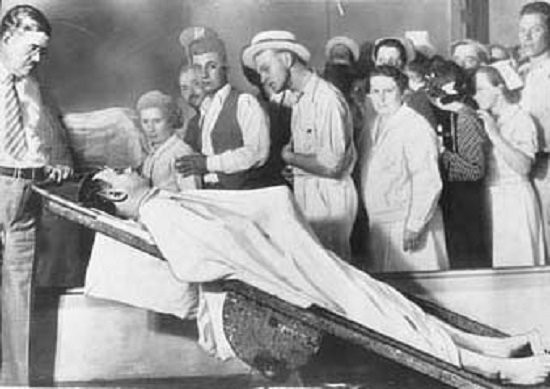 Nhà triết học Hy Lạp, Chrysippus, được cho là đã thiệt mạng vì... cười quá nhiều.