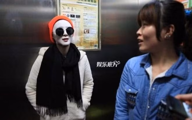 Nhưng vì quá bận rộn nên cô phải tranh thủ mọi lúc mọi nơi để đắp mặt nạ dưỡng da.