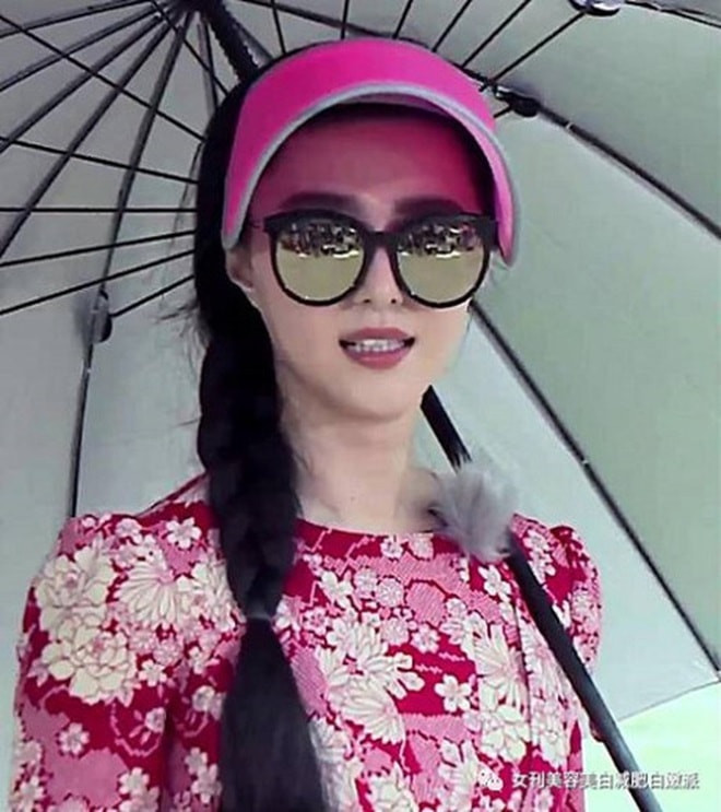 Theo người đẹp, chỉ bôi kem chống nắng thôi chưa đủ, đặc biệt khi phải đứng dưới nắng một khoảng thời gian dài như vậy, nếu không che chắn cẩn thận, làn da rất dễ bị cháy nắng, thậm chí là ung thư.