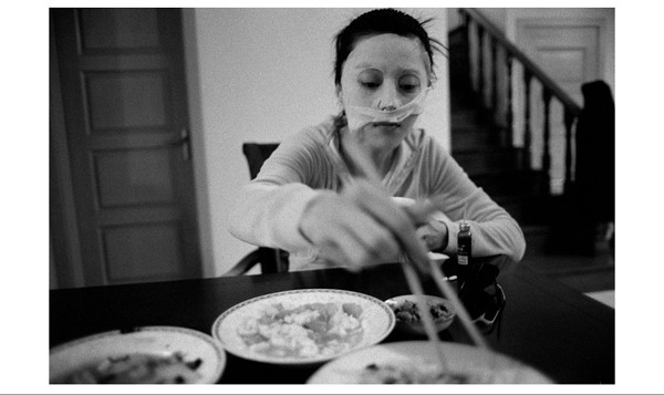 Ngay cả khi ăn, cô cũng tranh thủ đắp mặt nạ.