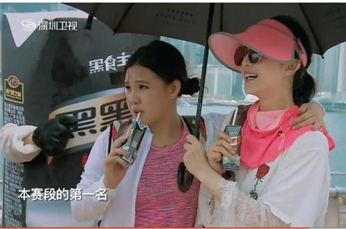 Trước đây, Phạm Băng Băng vốn rất sợ ánh nắng mặt trời, cô luôn tìm cách tránh ánh nắng tối đa bởi lẽ ánh nắng có thể tác động lên da làm tăng sắc tố, hình thành đốm thâm, ửng đỏ, da cũng nhanh lão hóa hơn. Vì vậy, điều đầu tiên Phạm Băng Băng không thể bỏ qua đó là chăm chỉ sử dụng kem chống nắng mỗi ngày.