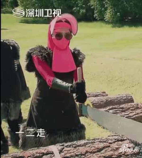 Trong một show truyền hình thực tế, ngoài khăn bịt mặt, Phạm Băng Băng còn dùng mũ đội đầu che nắng và kính râm để che mắt. Hành động này của người đẹp được đánh giá là không tôn trọng khán giả và những người chơi khác.