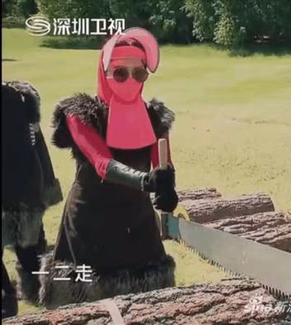 Trong một show truyền hình thực tế, ngoài khăn bịt mặt, Phạm Băng Băng còn dùng mũ đội đầu che nắng và kính râm để che mắt. Hành động này của người đẹp được đánh giá là không tôn trọng khán giả và những người chơi khác.