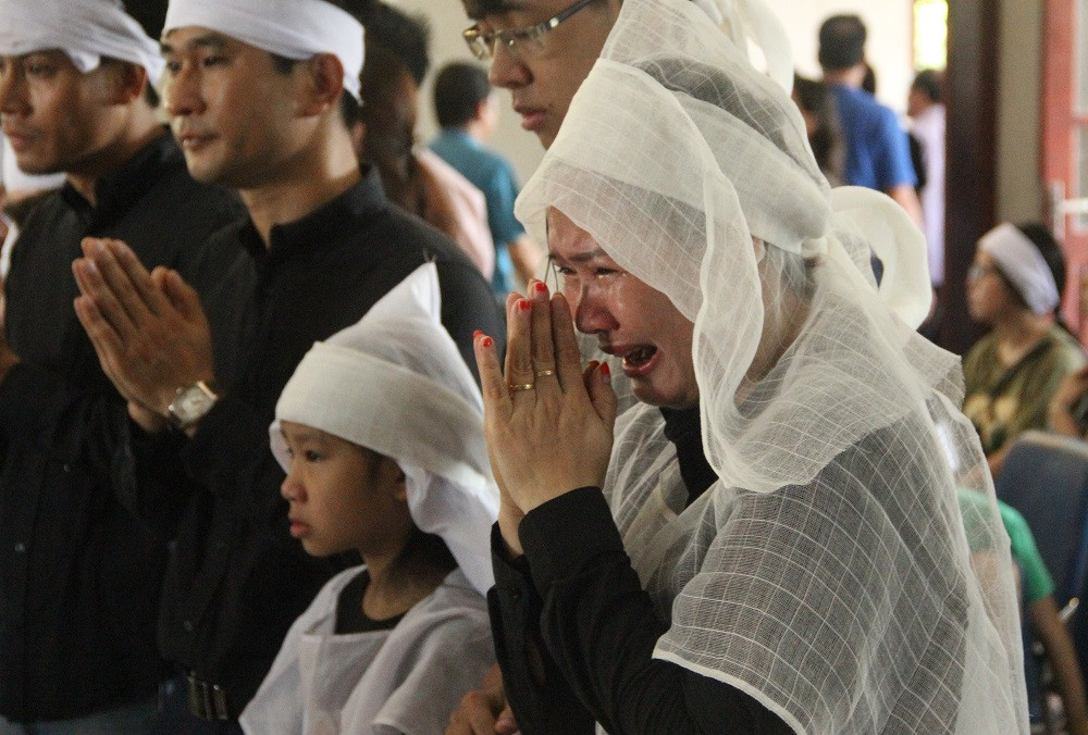 Chị Trần Hải Yến, vợ lái tàu SE19 khóc &#x8;nấc trước sự ra đi vĩnh viễn của chồng.