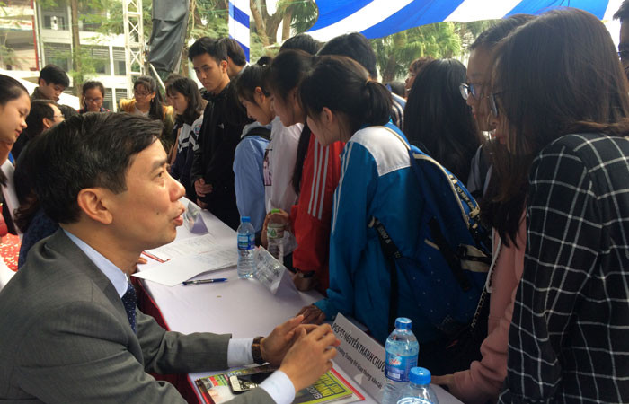 Thí sinh được tư vấn chọn ngành nghề xét tuyển đại học năm 2018.