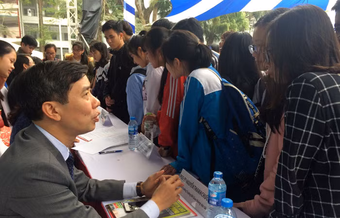 Thí sinh được tư vấn chọn ngành nghề xét tuyển đại học năm 2018.