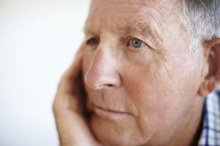 Gặp chứng sương mù não: Nếu tuyến giáp hoạt động không hiệu quả thì não của bạn sẽ thiếu tỉnh táo và kém minh mẫn. Đặc biệt, bệnh suy giáp có thể gây ra tình trạng sương mù não, đãng trí, hay quên... Còn bệnh cường giáp khiến bạn dễ mất tập trung, không tỉnh táo...