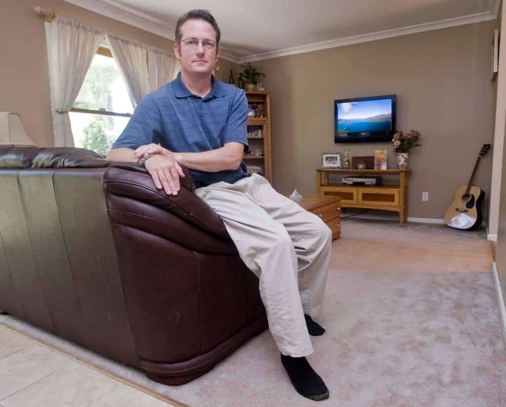 Dan Azire, ở Danbury, Connecticut (Mỹ), mắc chứng exostoses di truyền khiến anh có thêm khoảng 92 chiếc xương (người thường chỉ có 206 xương). Anh ta đã phải phẫu thuật nhiều lần mới loại bỏ được 42 xương thừa.