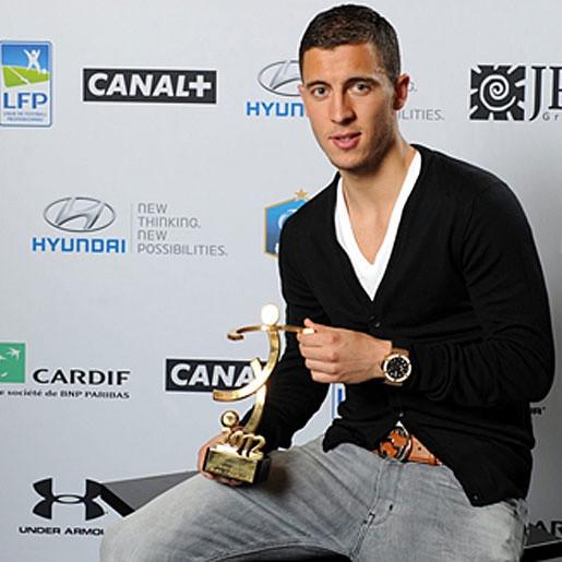 Anh có phong cách ăn mặc đơn giản nhưng rất chất.