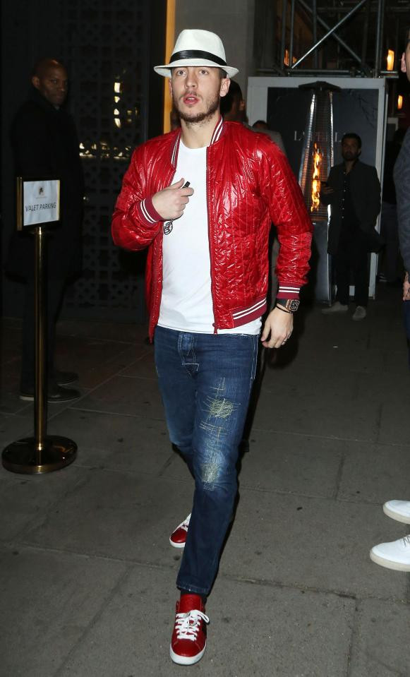 Anh chàng xuất hiện cực ngầu với áo phông trắng quần jeans, phối khoác đỏ và giày đỏ, mũ trắng. Ảnh: Internet.