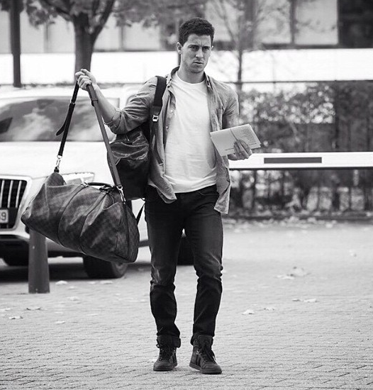 Hầu như anh rất chuộng phong cách ăn mặc bụi bặm nhưng vẫn khá chất.