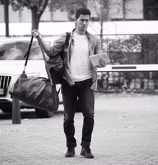 Hầu như anh rất chuộng phong cách ăn mặc bụi bặm nhưng vẫn khá chất.