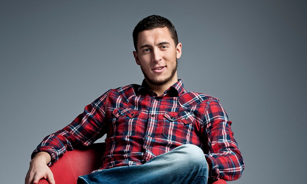 Eden Hazard trông rất bảnh bao khi mặc sơ mi kẻ karo đỏ.