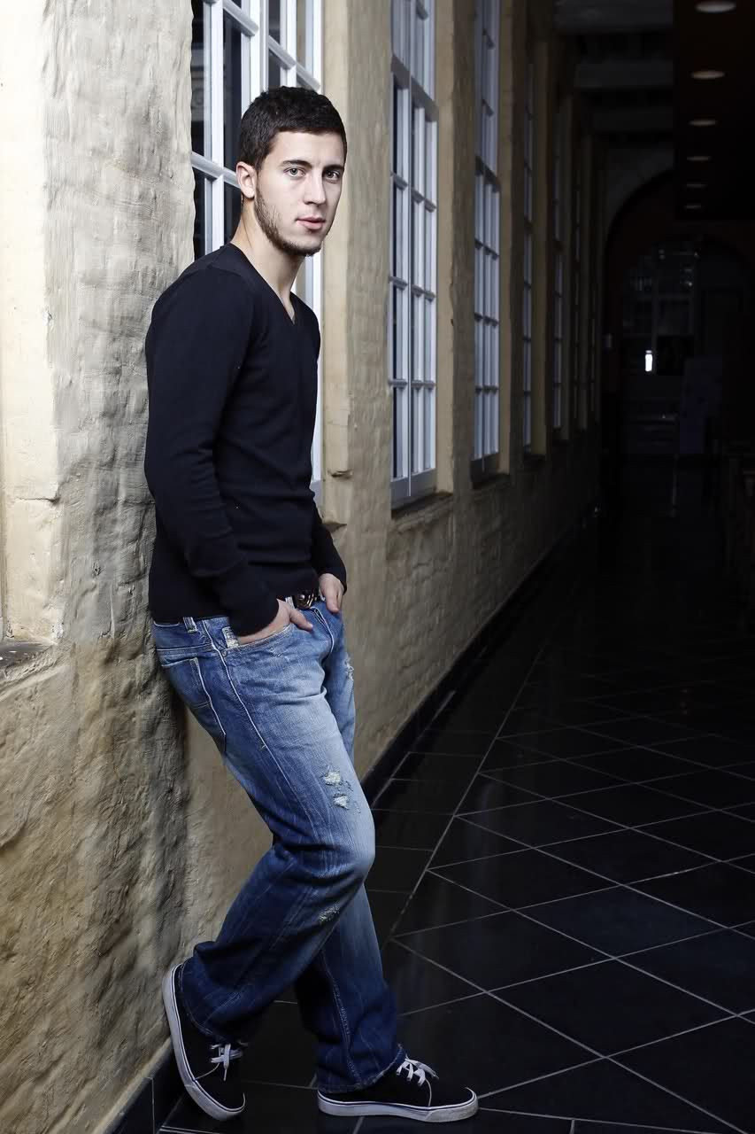 Phong cách bụi bặm với quần jeans và áo len ôm của chàng cầu thủ đội Bỉ.