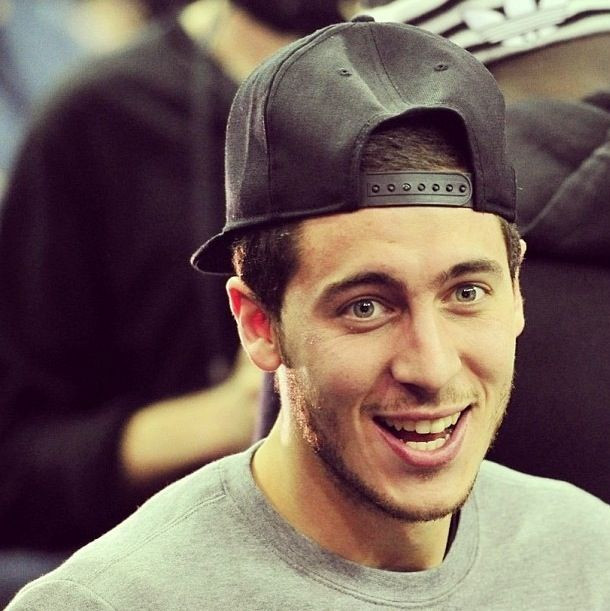 Anh chàng tinh nghịch khi mặc chiếc áo phông màu xám phối với mũ phớt đen.