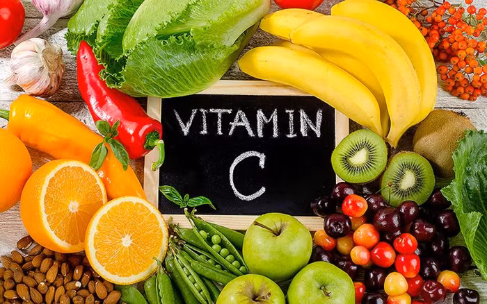 Tăng Vitamin C trong chế độ ăn uống: Các nhà nghiên cứu tại Đại học John Hopkins nhận thấy rằng uống 500 mg vitamin C bổ sung hàng ngày trong 2 tháng làm giảm đáng kể mức acid uric trong cơ thể. Vitamin C đặc biệt tốt cho sức khỏe mà không gây ra bất kỳ tác dụng phụ nào.