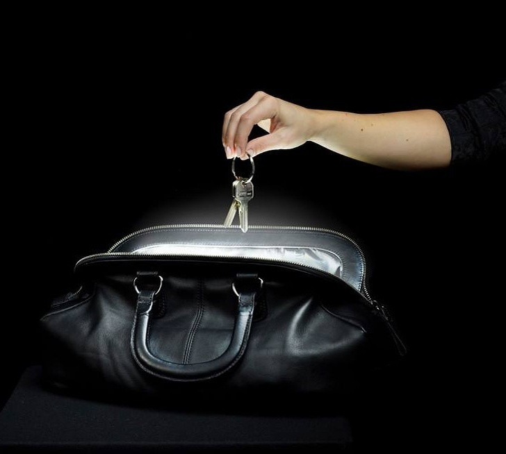 Chiếc túi xách phát sáng tự động khi bạn mở: Chiếc túi sử dụng các trường năng lượng từ bàn tay của bạn để kích hoạt ánh sáng trong 10 giây trước khi tự động tắt.