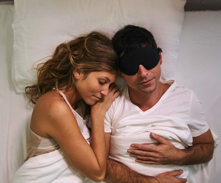 Mặt nạ ngủ đặc biệt này gồm công nghệ khử tiếng ồn tích hợp giúp bạn ngừng ngáy ngủ và mang đến cho bạn một đêm ngủ yên tĩnh.