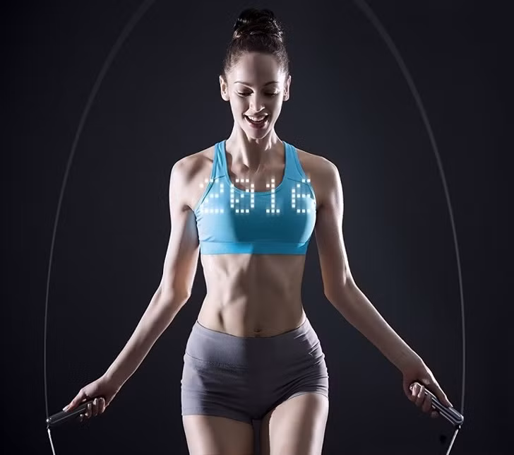 Chiếc dây thông minh sẽ giúp bạn đếm số lần nhảy và số phút khi bạn đốt cháy calo trong suốt thời gian luyện tập. Sản phẩm đặc biệt này còn hiển thị dữ liệu ở giữa không trung.