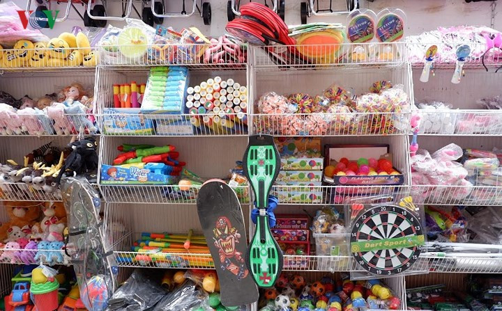 Berlin hiện có hai trung tâm thương mại lớn là Đồng Xuân Centre và Trung tâm thương mại Thái Bình Dương (ITC).