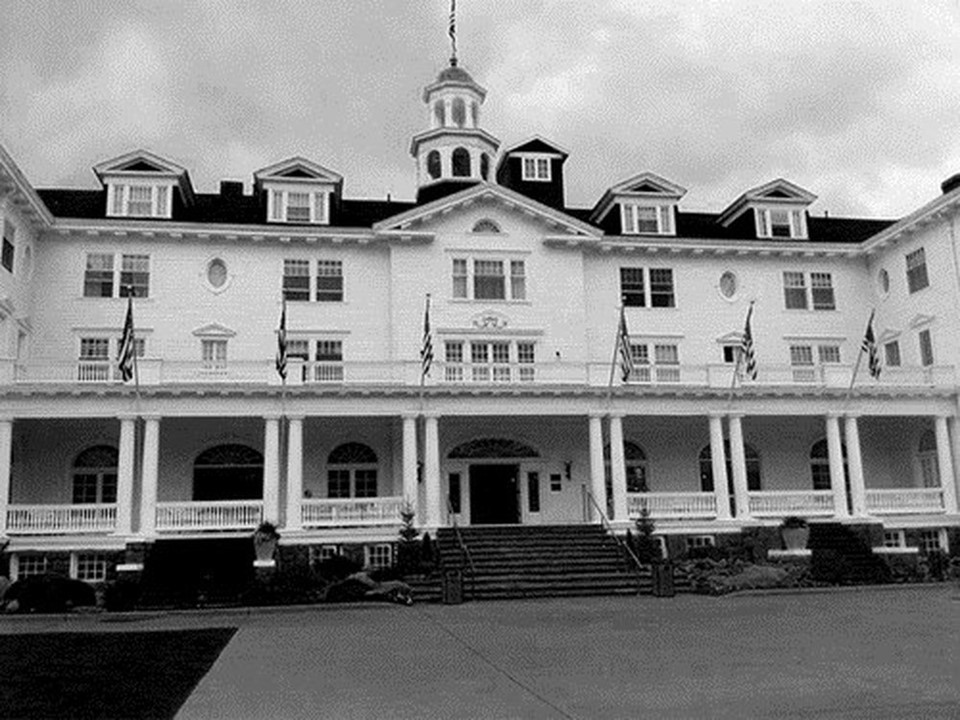 Chính khách sạn ma ám Stanley là nơi tác giả huyền thoại Stephen King đến dừng chân, lấy cảm hứng viết tiểu thuyết kinh dị The Shining sau một giấc mơ. Thành công của cuốn sách và bộ phim kinh dị cùng tên ra đời càng góp phần giúp khách sạn Stanley thêm nổi tiếng.