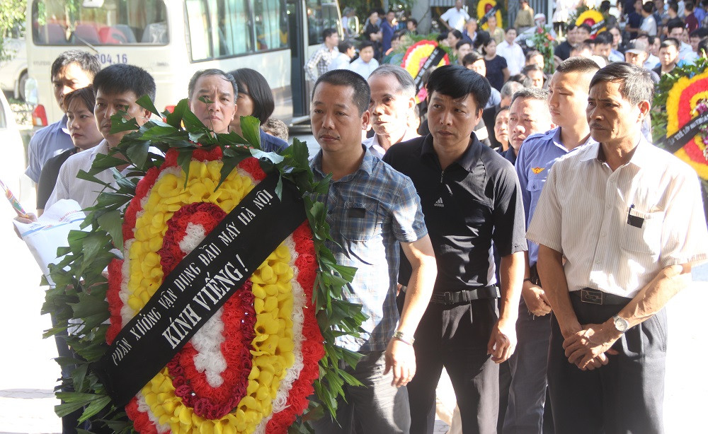 Những người đồng nghiệp của anh Hùng hướng ánh nhìn tiếc thương về phía quan tài của người lái tàu quá cố.