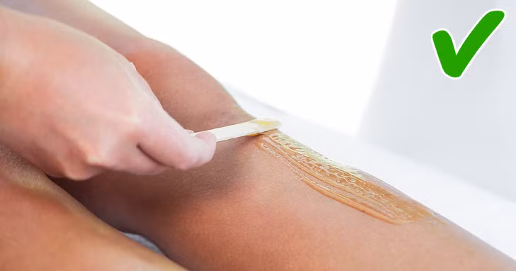 Thay thế cho kem cạo râu: Muốn tự làm kem cạo râu tự nhiên thì chỉ cần trộn mật ong và nước ấm. Độ nhớt của mật ong sẽ ngăn ngừa kích ứng và giúp dưỡng ẩm cho da. Ảnh: BS.