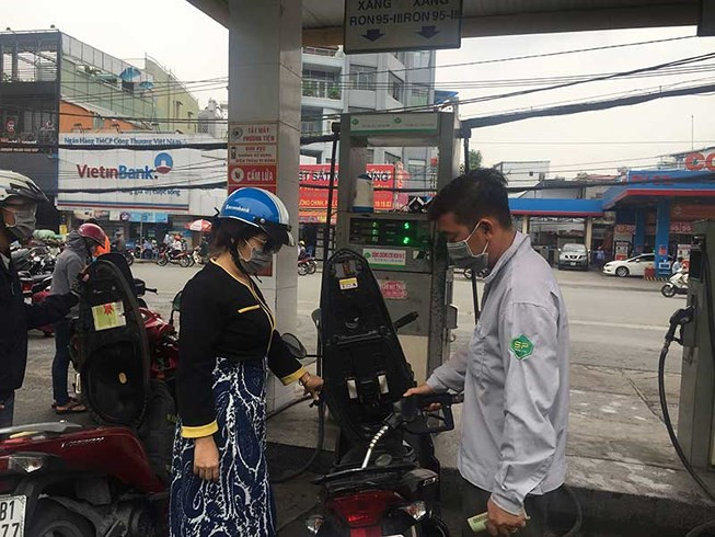 DN kiến nghị nếu dùng các biện pháp mà lượng tiêu thụ xăng E5 vẫn thấp thì nên cho sử dụng lại xăng A92. Ảnh: TÚ UYÊN.