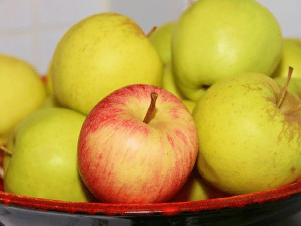 4. Táo cũng là thực phẩm giúp giảm cân và đốt mỡ bụng hiệu quả. Ăn táo giúp giảm thèm ăn và no bụng lâu.