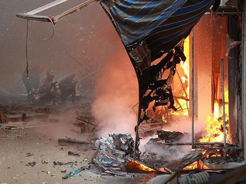 10 kiot và 40 sạp hàng tại chợ Quang đã bị thiêu rụi.