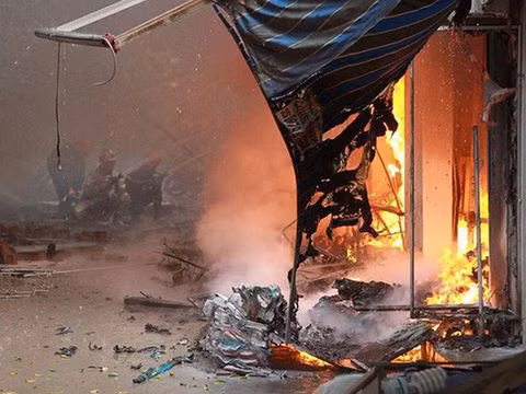 10 kiot và 40 sạp hàng tại chợ Quang đã bị thiêu rụi.