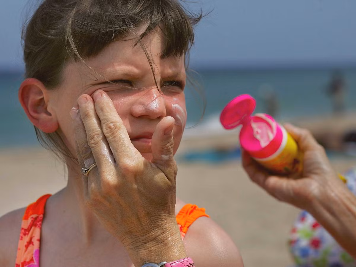 Những lọ kem chống nắng hết hạn cũng nên bị ném bỏ đi. Nếu không thấy hạn sử dụng, bạn hãy bỏ lọ kem chống nắng sau ba năm dùng.