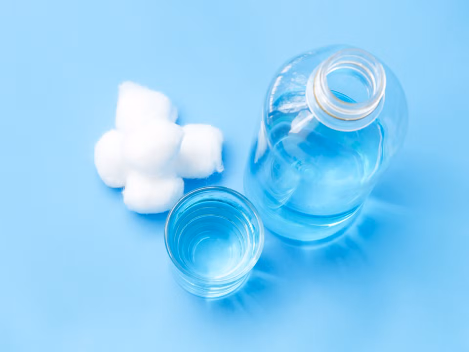 Các loại cồn tẩy rửa và oxi già (hydrogen peroxide) có thể trở nên kém hiệu quả hơn sau khi sử dụng trong một thời gian dài. Các chuyên gia khuyên bạn nên mua chai nhỏ nếu không sử dụng chúng thường xuyên.