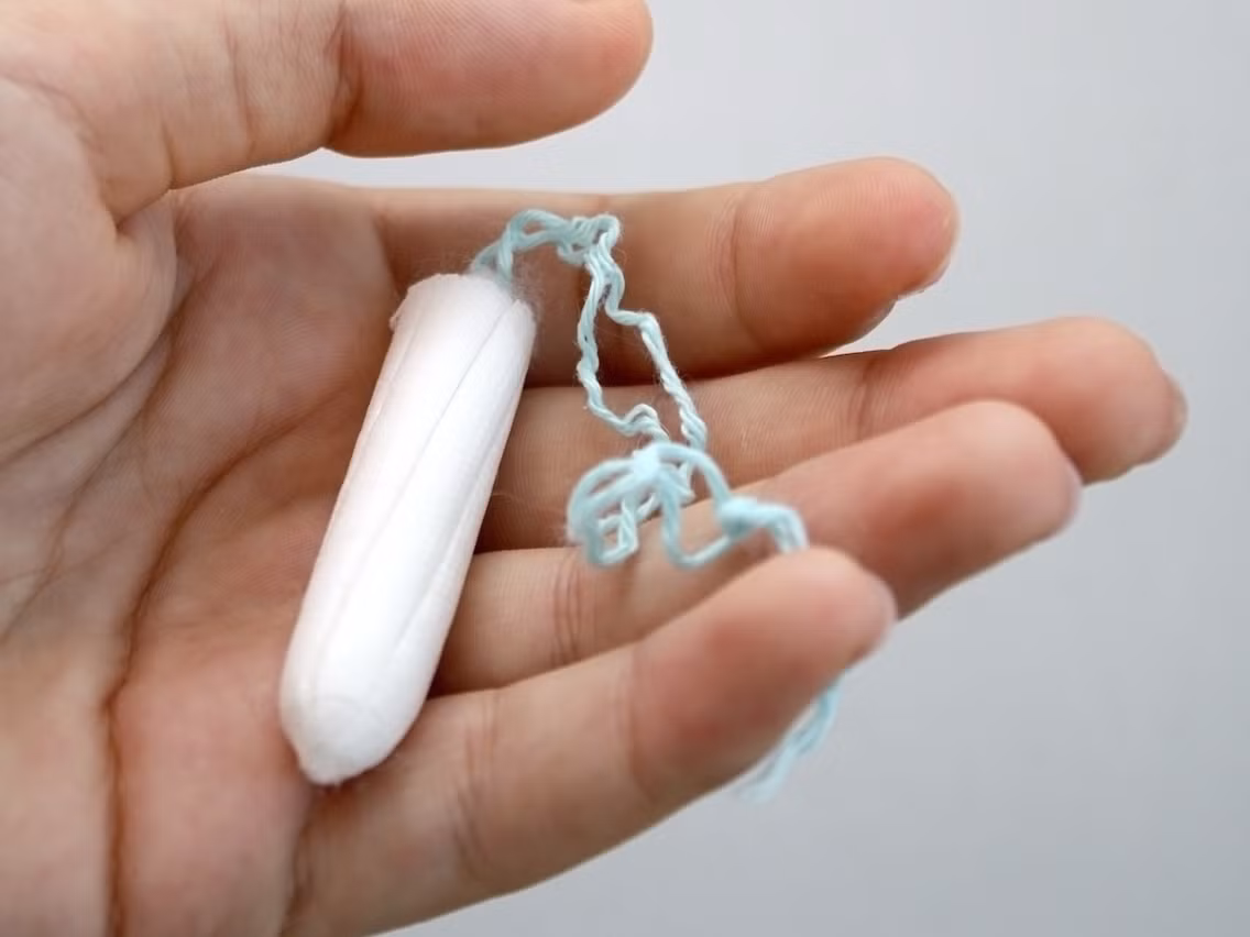 Băng vệ sinh cũ hoặc băng vệ sinh bị rách lớp bọc ngoài. Các loại băng vệ sinh tampon có tuổi thọ khoảng 5 năm. Nếu phần bao bì bên ngoài bị rách chúng có thể phát triển nấm mốc, nhất là khi được cất giữ trong nhà tắm ẩm ướt. Nguồn ảnh: Internet, Shutterstock.