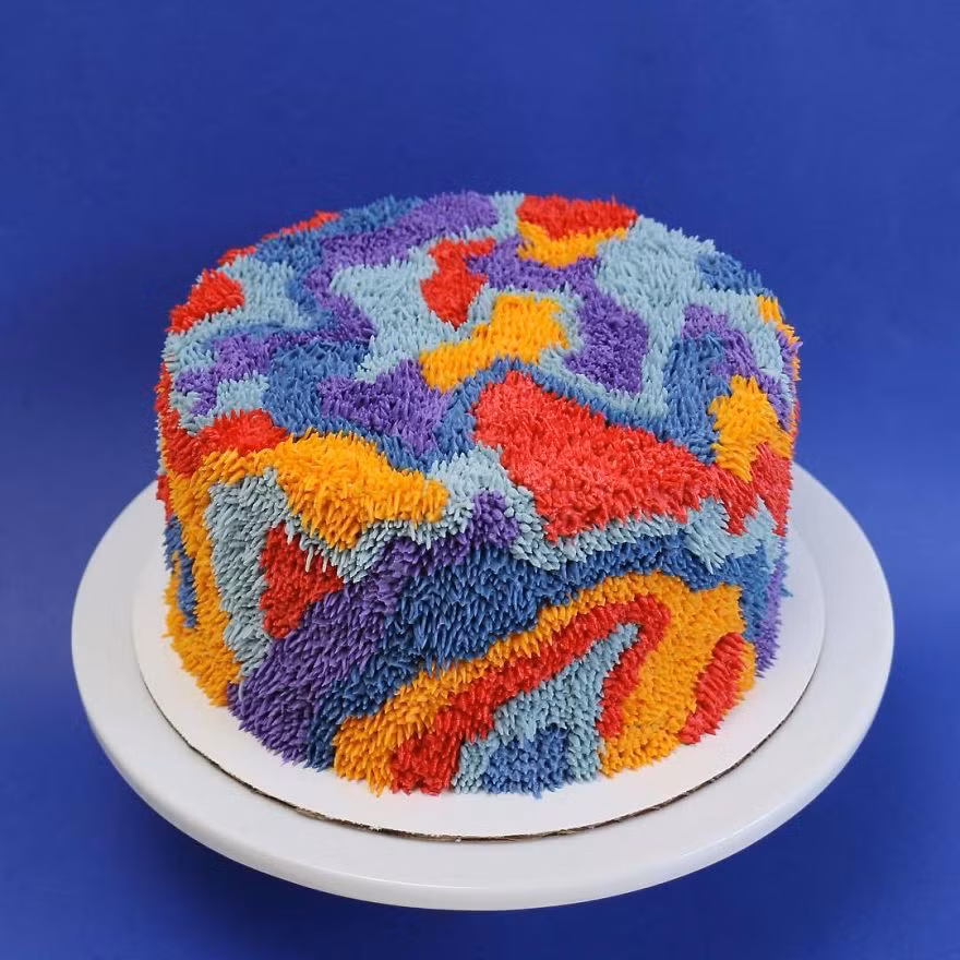 Bề mặt của chiếc bánh cũng uốn lượn mềm mại như từng rặng san hô đang nổi lên ở đáy biển.