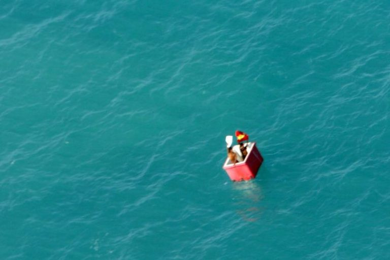 Trong năm 2009, hai ngư dân Myanmar đã sống sót trong 25 ngày sau khi thuyền của họ bị chìm ngoài khơi bờ biển Úc.