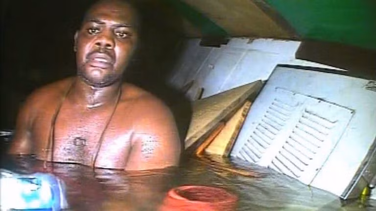 Harrison Okene ở trong nhà vệ sinh khi con tàu của ông bị chìm ngoài khơi Nigeria vào năm 2013. Tất cả các thành viên phi hành đoàn khác đều chết, trừ Harrison may mắn sống sót nhờ bị mắc kẹt trong túi khí.