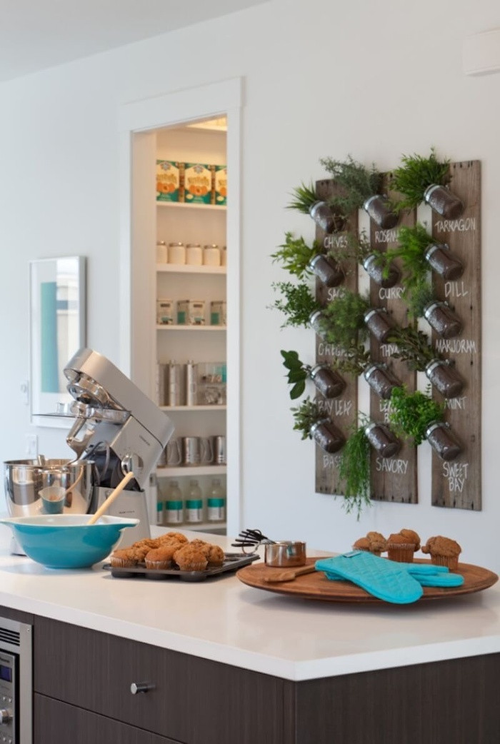 Nha bep cu ky bong tran day suc song nho vuon cay xanh