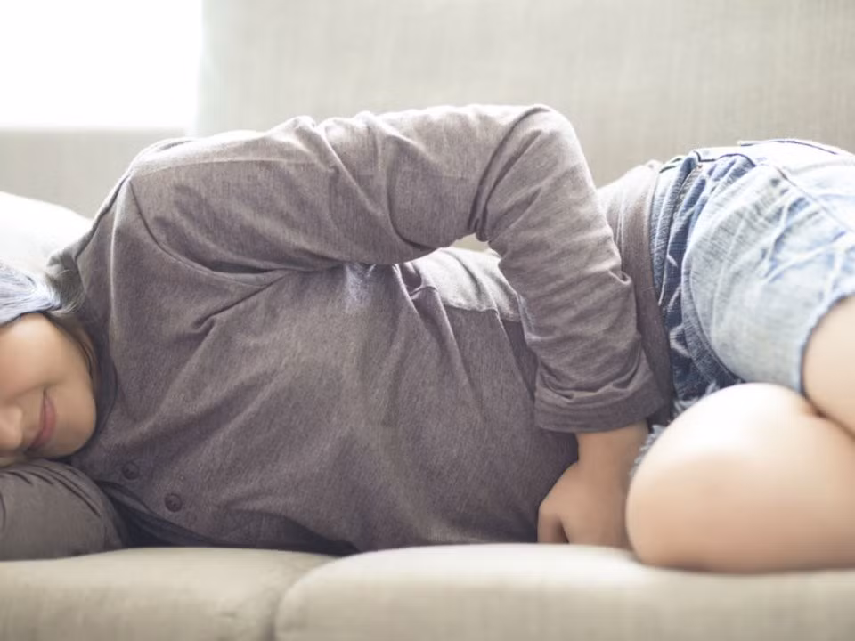 Viêm dạ dày - ruột: Bụng và ruột của bạn có thể bị nhiễm virus, gây ra các triệu trứng như tiêu chảy, đau bụng, ớn lạnh và nôn mửa. Bệnh có thể kéo dài từ vài tiếng đến vài ngày, bạn cần theo dõi chặt chẽ và bổ sung nhiều nước cho cơ thể. Ảnh: Business Insider.