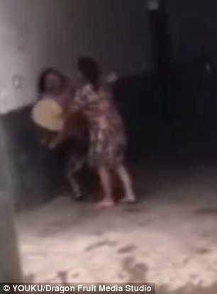 Mẹ chồng và con dâu cự cãi. Ảnh: cắt từ video.